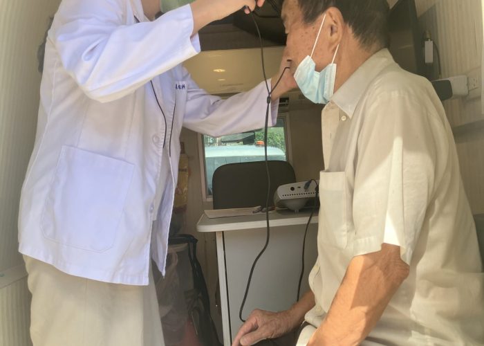 2-替民眾戴上耳罩