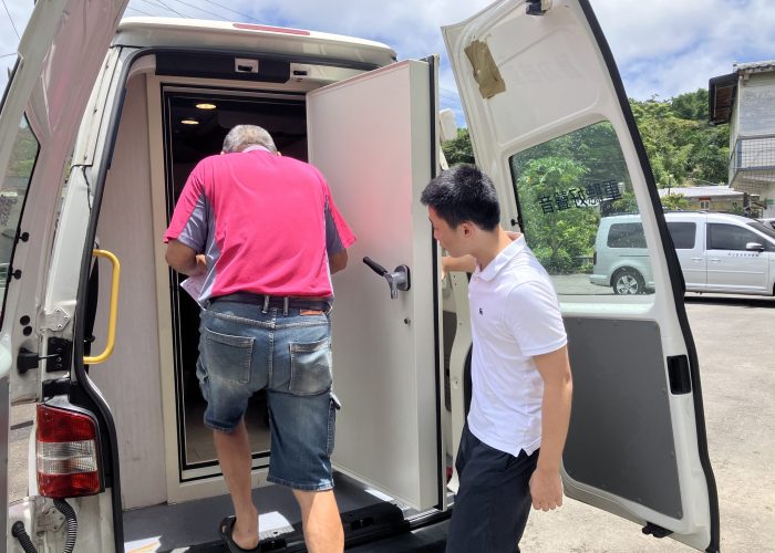 4-協助長輩上下車